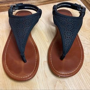 Arizona sandals beautiful etched design size—5.5; color—black